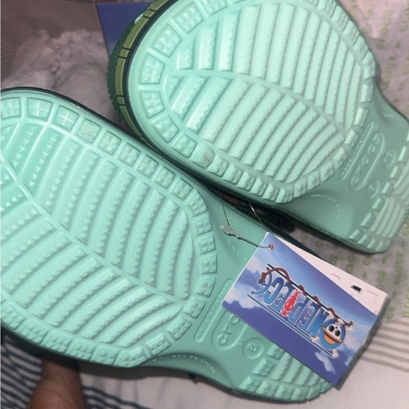 CROCS Kids Green Water Shoes with Red Strap - Picture 4 of 4